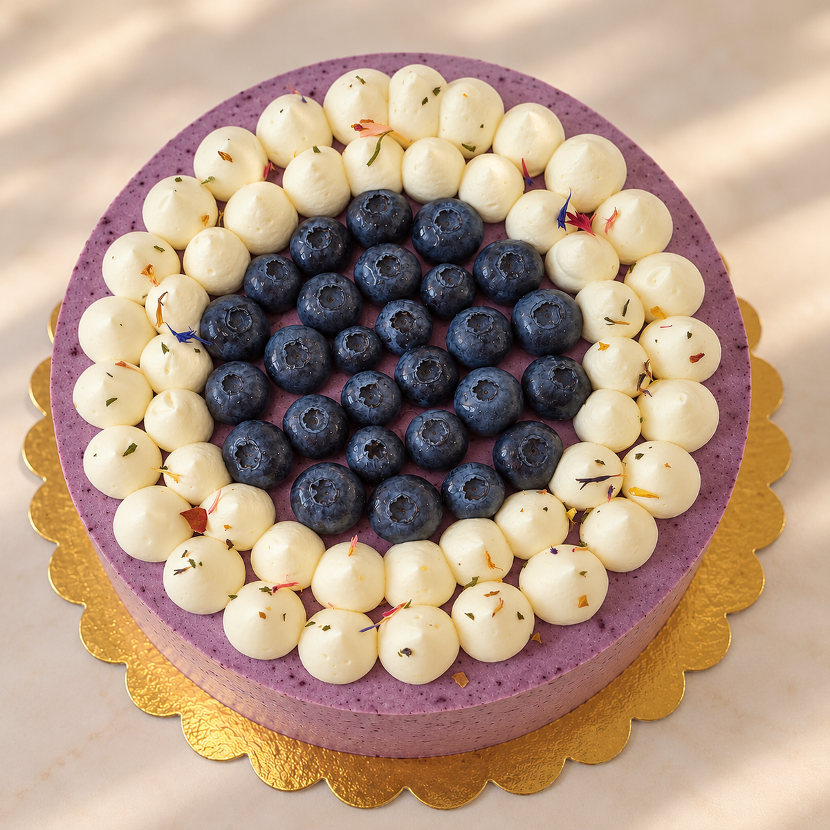 Tort Amurg văzut de sus, cu mousse violet, ganache alb spumat și afine de cultură
