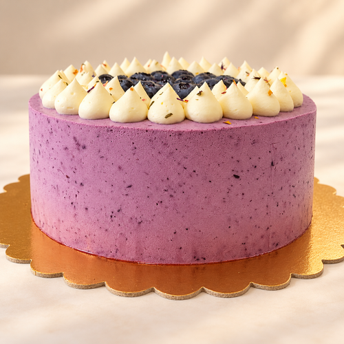 Tort Amurg cu mousse de afine de pădure și mure, decorat cu ganache alb și afine proaspete