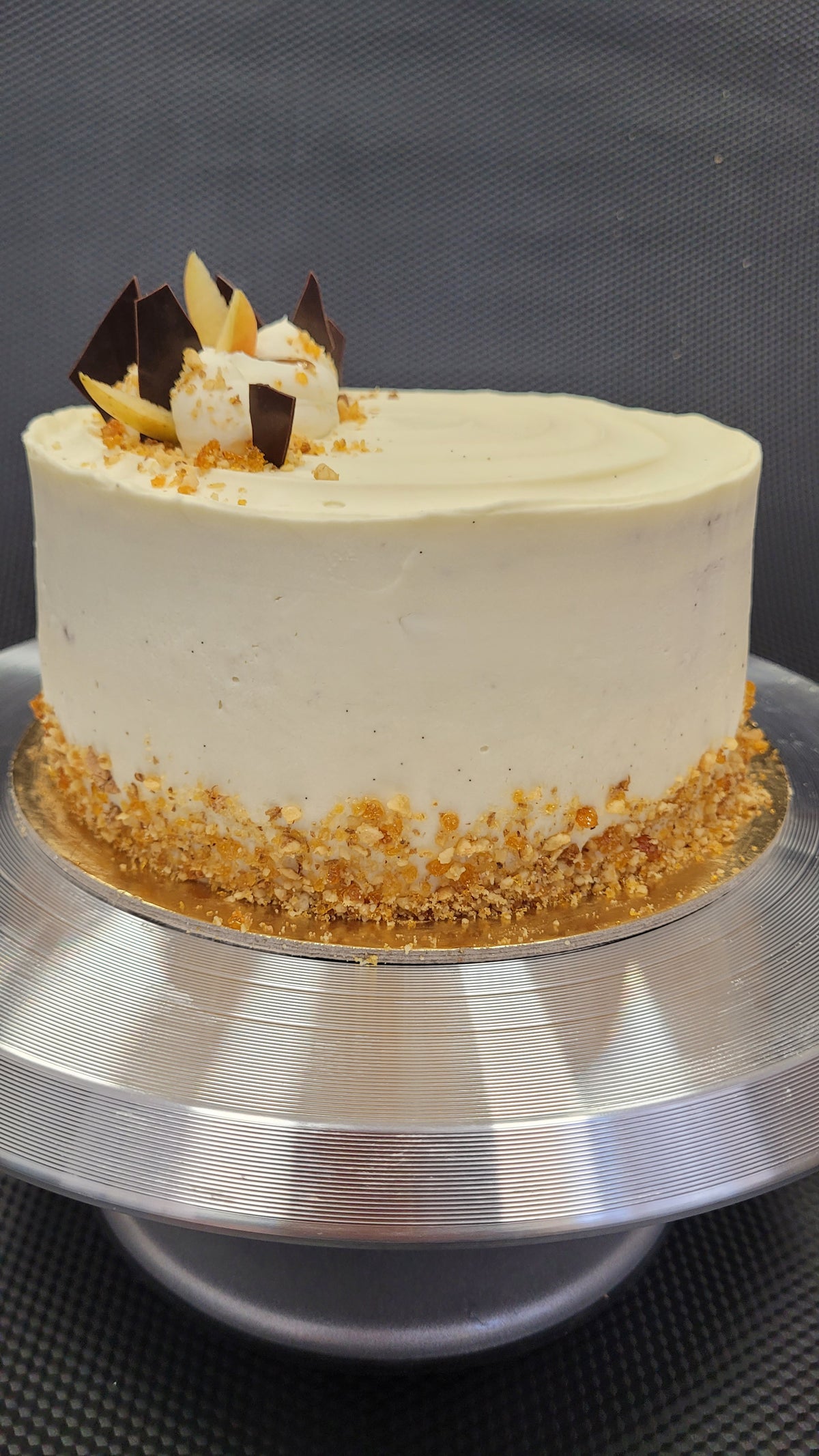 Tort Armonie de Toamnă cu ganache alb, nucă caramelizată la bază și decor de măr și ciocolată