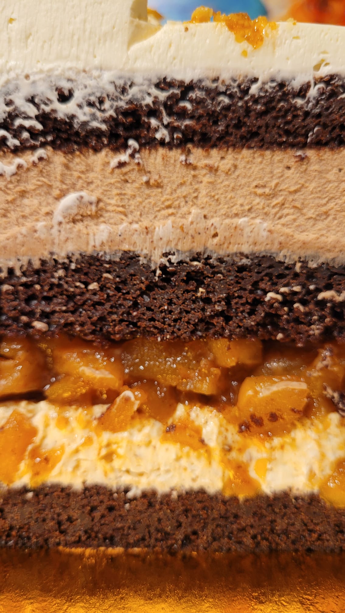 Secțiune din tortul Armonie de Toamnă cu trei blaturi de ciocolată, ganache cu nucă, mere caramelizate și mousse de ciocolată